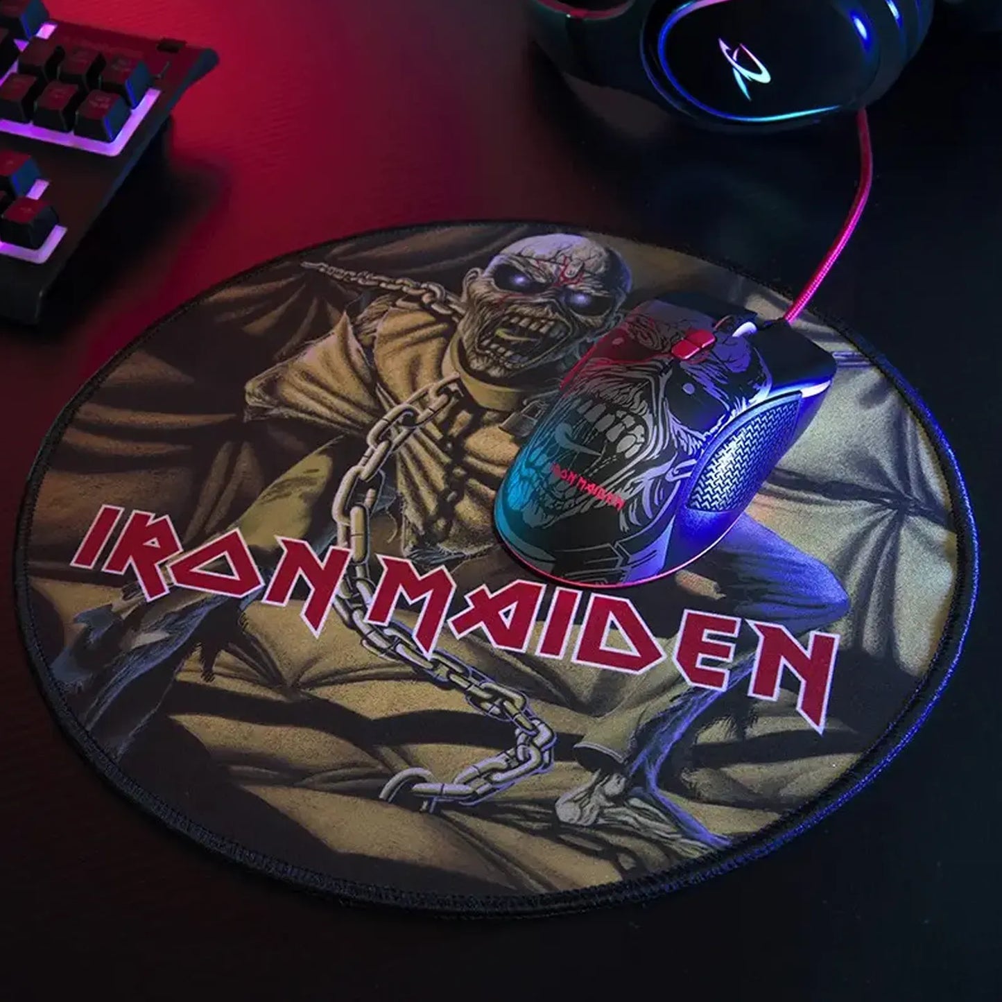 Souris gaming Iron Maiden Monster Mouse sur son tapis