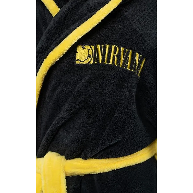 Gros plan sur le logo Nirvana brodé en jaune sur polaire noire