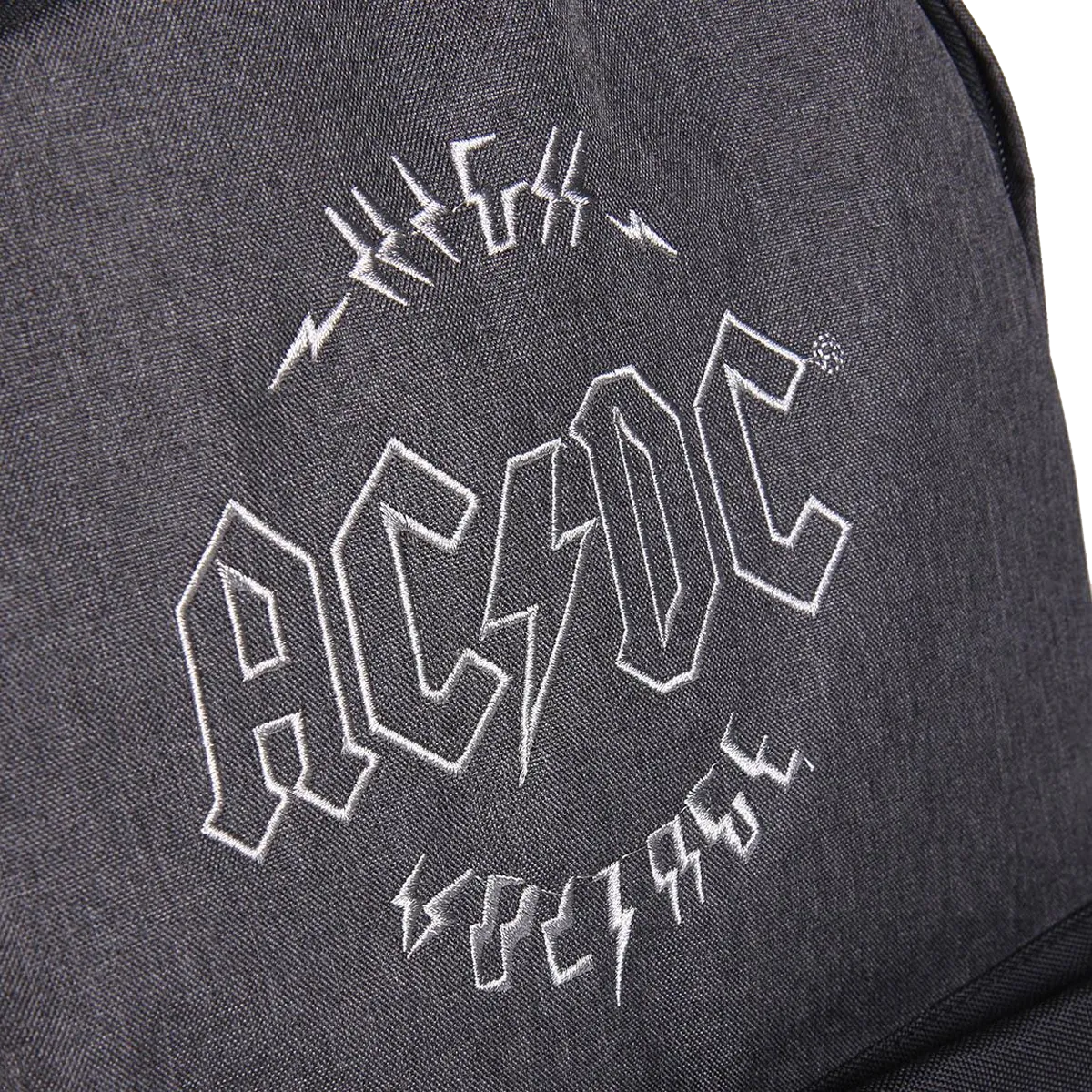 Détails du sac AC/DC – zoom logo brodé, zip et poche frontale