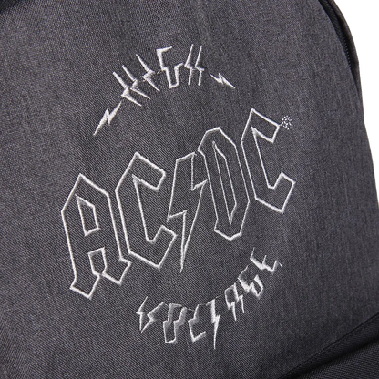 Détails du sac AC/DC – zoom logo brodé, zip et poche frontale