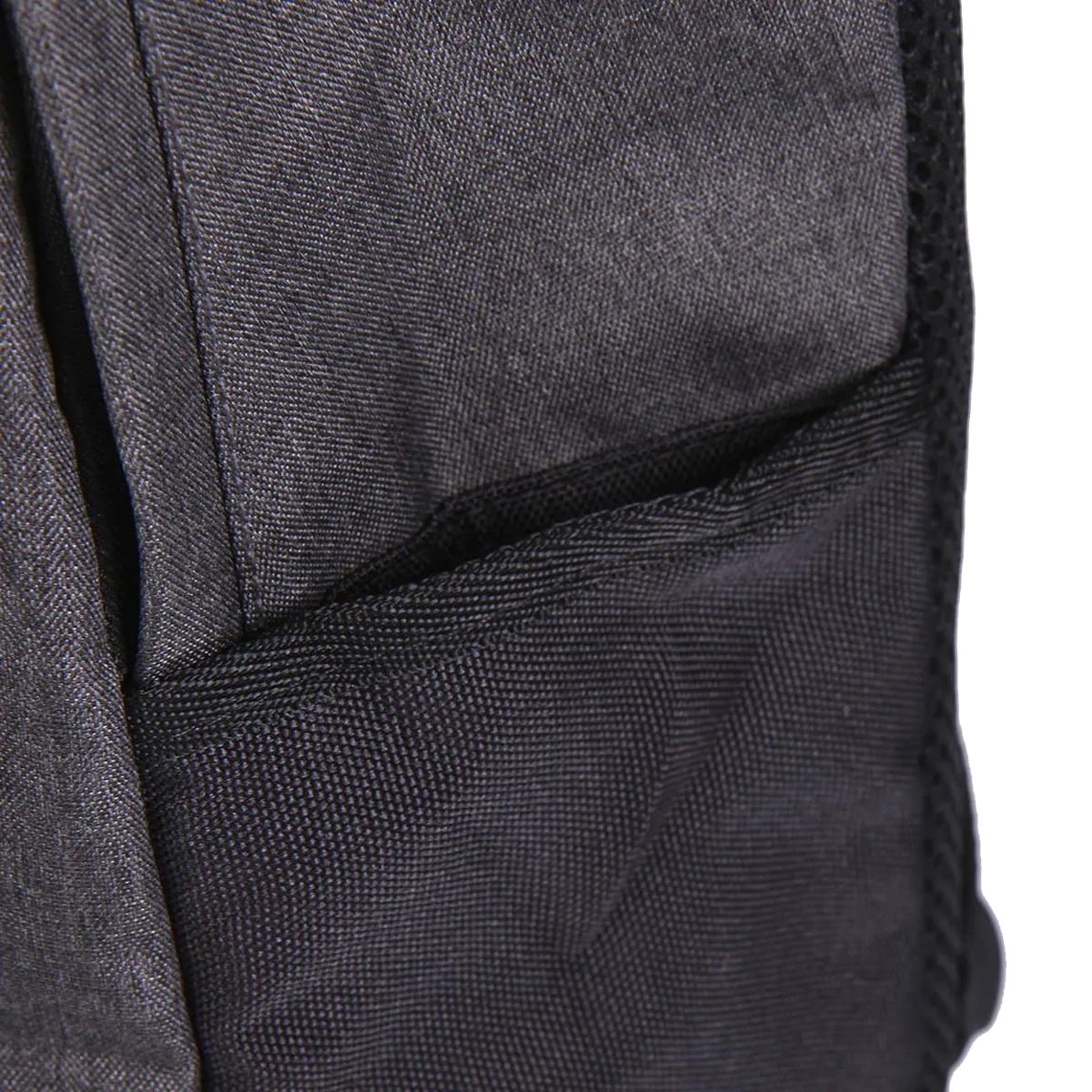 Gros plan sur la poche latérale et la texture du tissu gris