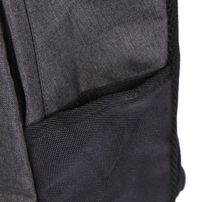 Gros plan sur la poche latérale et la texture du tissu gris