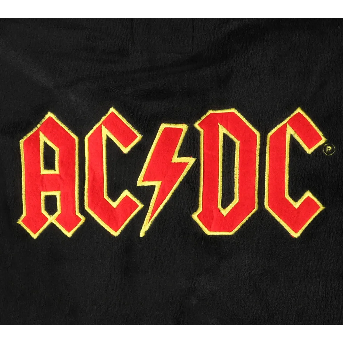 logo brodé ac/dc détail jaune rouge