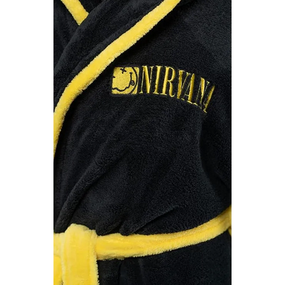 Gros plan sur le logo Nirvana brodé en jaune sur polaire noire