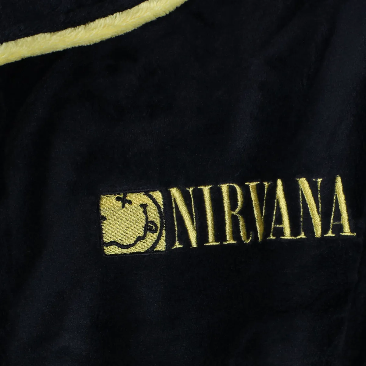 Logo Nirvana brodé sur la poitrine du peignoir noir