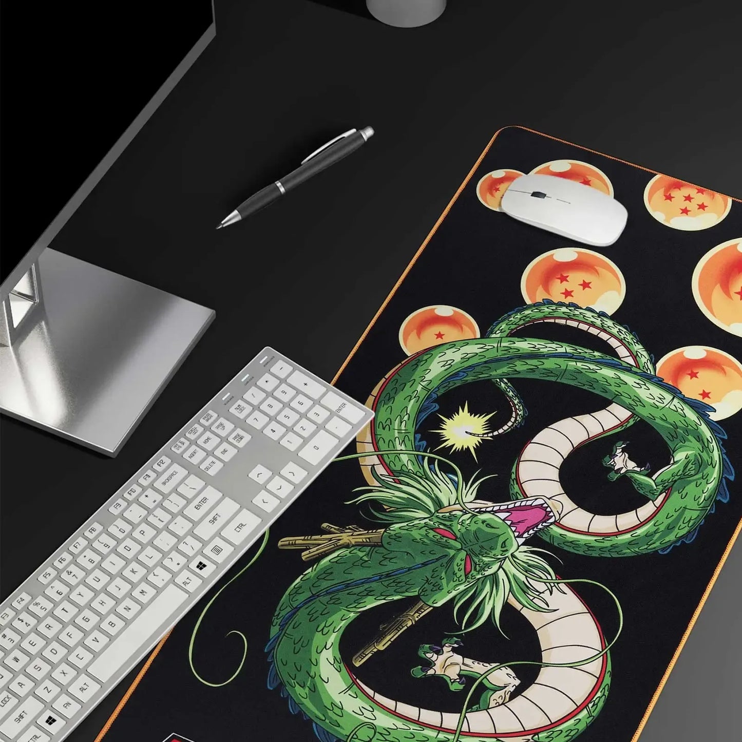 Tapis de souris Dragon Ball Z Shenron installé sur un bureau avec clavier et souris