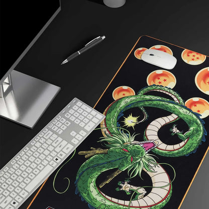 Tapis de souris Dragon Ball Z Shenron installé sur un bureau avec clavier et souris