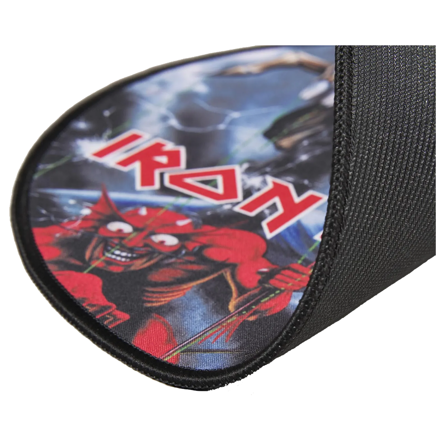 Détail du tapis de souris Iron Maiden Number of the Beast avec bords cousus"