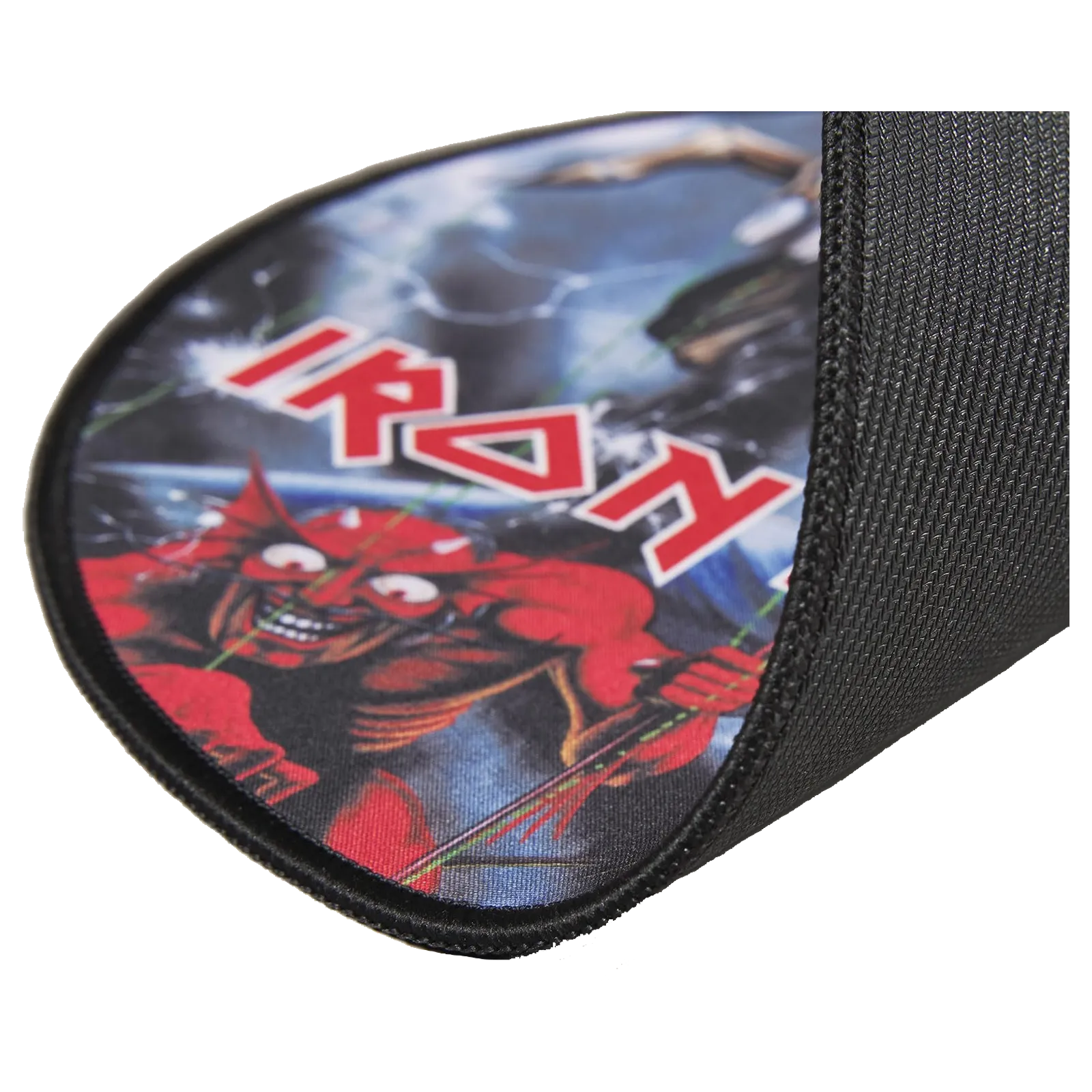 Détail du tapis de souris Iron Maiden Number of the Beast avec bords cousus"