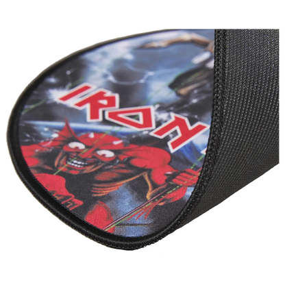 Détail du tapis de souris Iron Maiden Number of the Beast avec bords cousus"