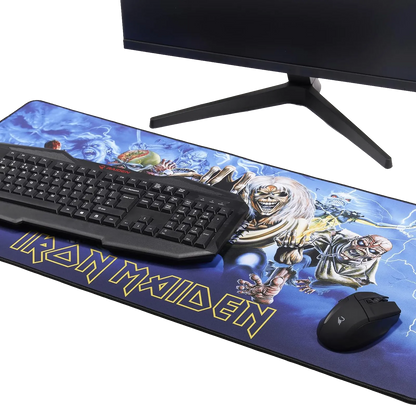 Tapis de souris XXL Iron Maiden Eddie Through the Years - installé avec clavier et souris