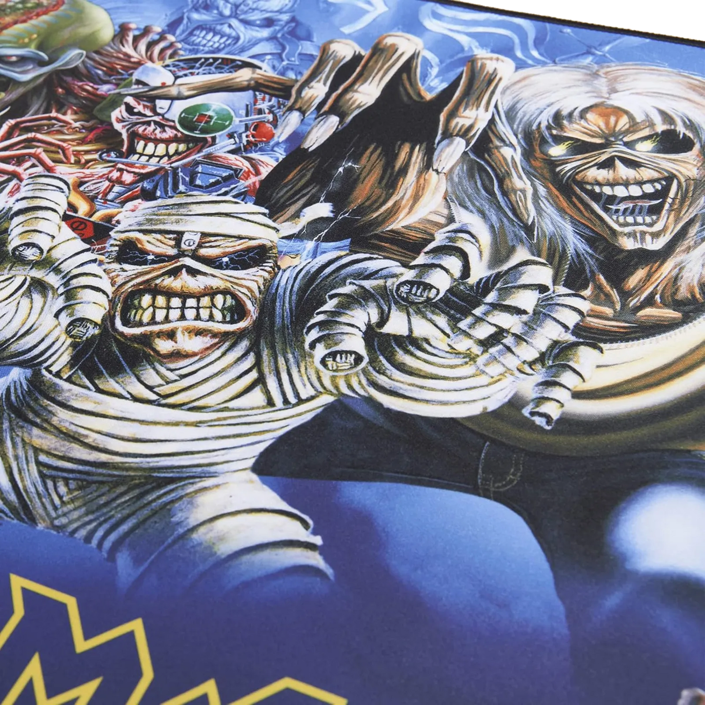Tapis de souris XXL Iron Maiden Eddie Through the Years - gros plan sur les personnages d’Eddie