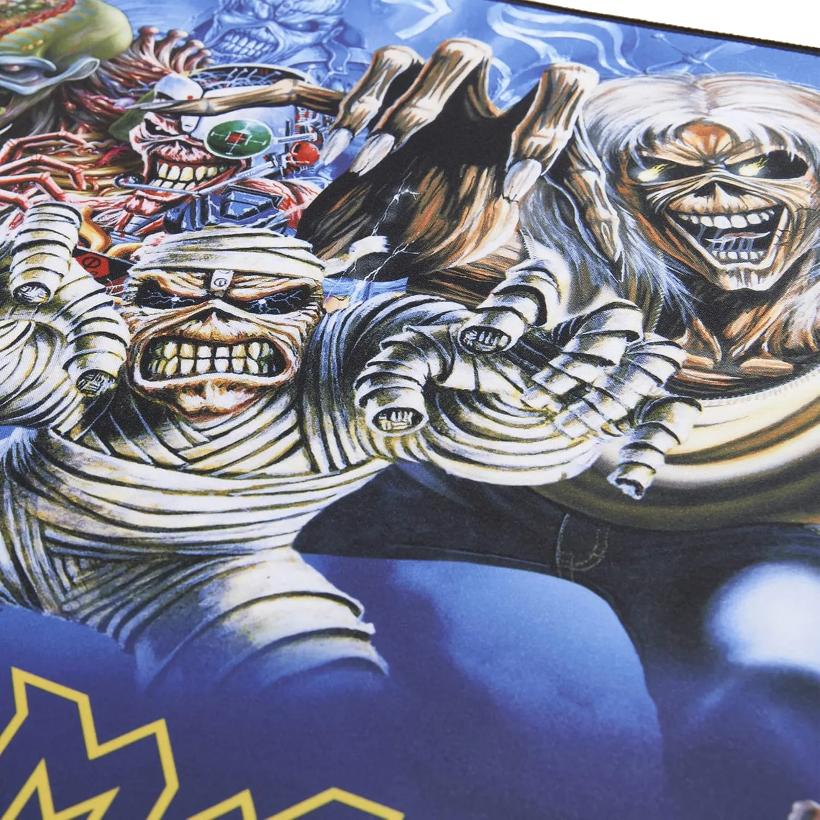 Tapis de souris XXL Iron Maiden Eddie Through the Years - gros plan sur les personnages d’Eddie