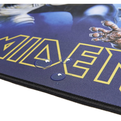 Tapis de souris XXL Iron Maiden Eddie Through the Years - surface déperlante avec gouttes d’eau