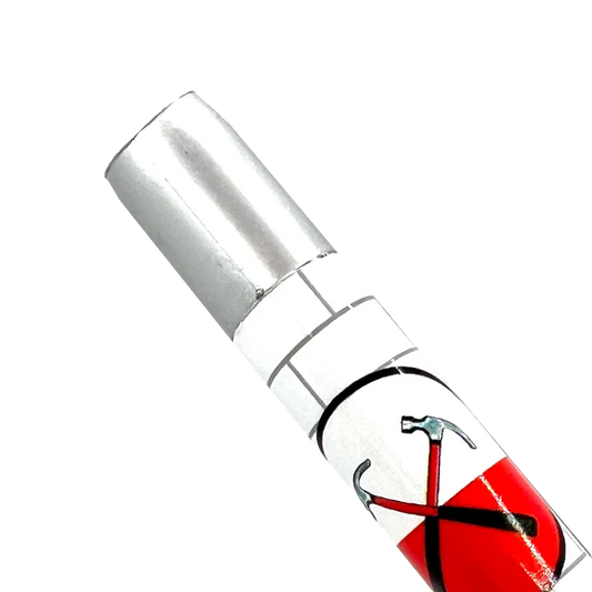 Gros plan sur le logo marteaux croisés du stylo Pink Floyd The Wall