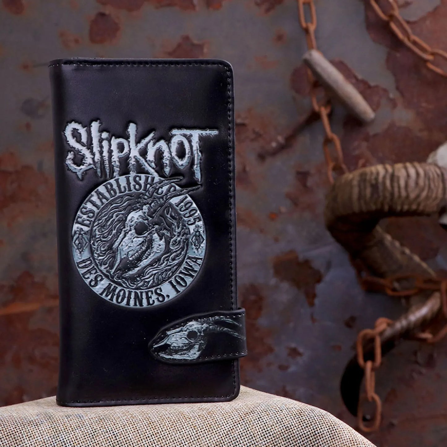 Porte-monnaie Slipknot en mise en scène avec décor métal rouillé.