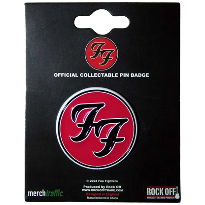 Pin officiel Foo Fighters présenté sur carte Rock Off - badge rouge et noir sous licence 2024