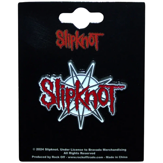 Pin officiel Slipknot présenté sur carte Rock Off - badge blanc et rouge sous licence 2024