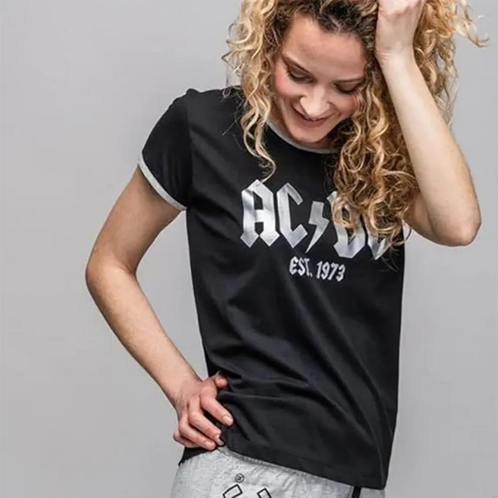 Femme portant le pyjama AC/DC officiel - t-shirt et short