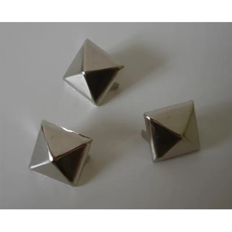 Lot de 3 spikes pyramides