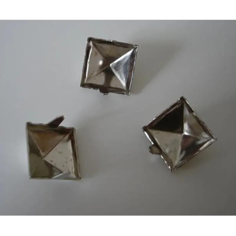 Lot de 3 spikes pyramides (arrière)