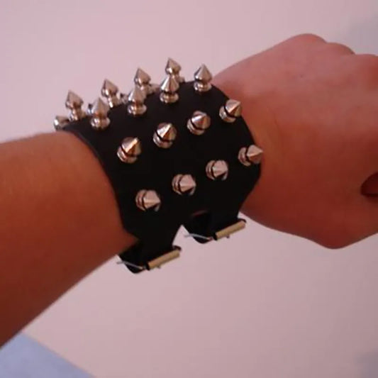 Bracelet Spikes 4 rangs porté