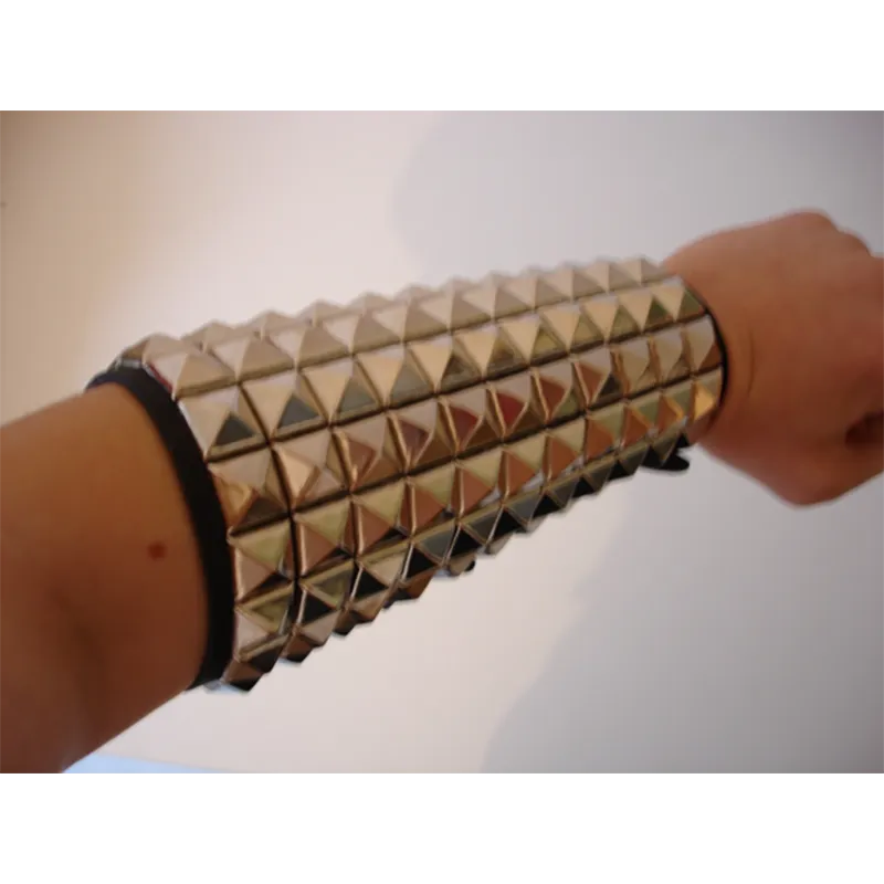 Bracelet pyramides 11 rows porté
