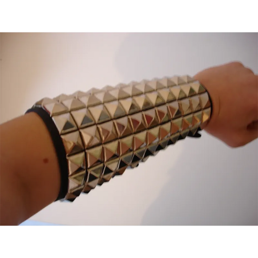 Bracelet pyramides 11 rangs porté